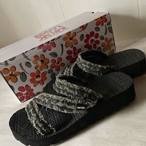 Muk Luks, Black & OliveGreen Camo Strap, Platform Sandals, 7